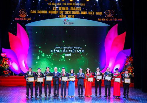 Phó Tổng cục trưởng TCDL Hà Văn Siêu và Phó Chủ tịch HHDLVN Vũ Thế Bình trao Giải thưởng Du lịch Việt Nam cho 10 doanh nghiệp kinh doanh lữ hành nội địa hàng đầu Việt Nam năm 2016